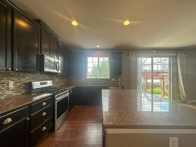Building Photo - 4bd house in a heart of Dove Village!
