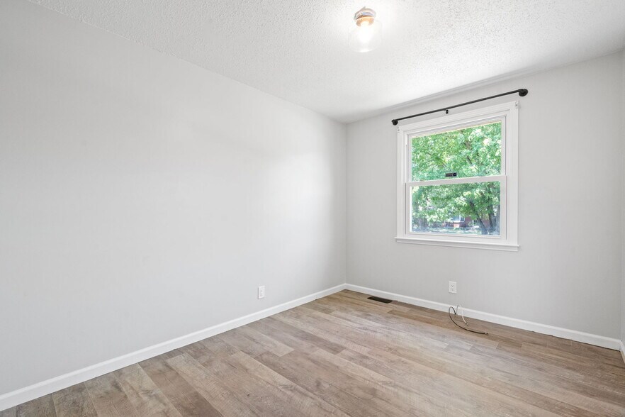 Building Photo - 208 Aster Dr
