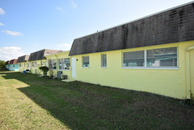 Building Photo - FULLY FURNISHED Condo For Rent in Pinellas...