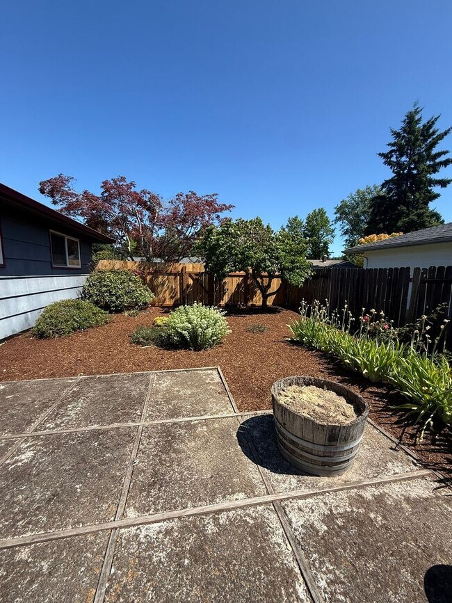 Building Photo - Stunning Pet Friendly Three Bedroom Corval...