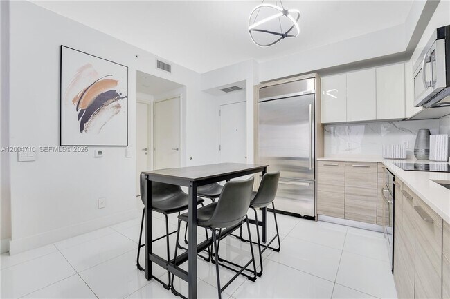 Building Photo - 1300 Brickell Bay Dr