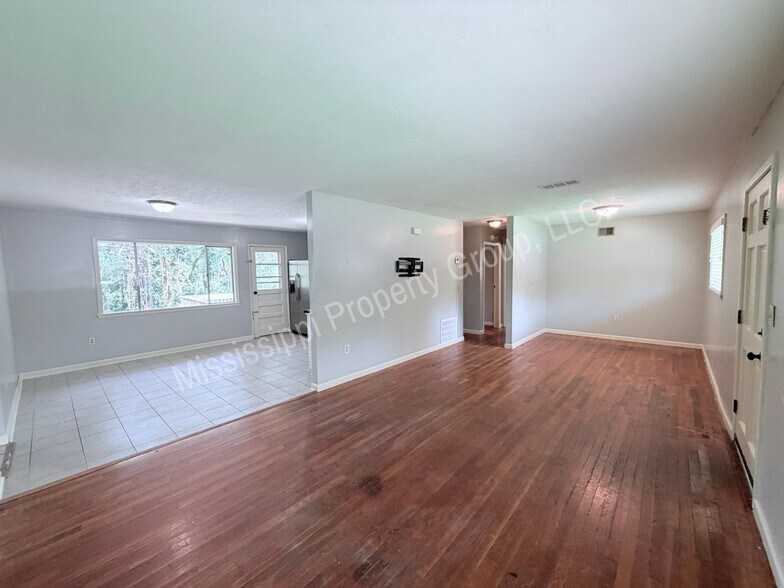 Building Photo - 1214 Beanland Dr