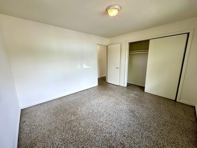 Building Photo - 5712 Pinewood Ave