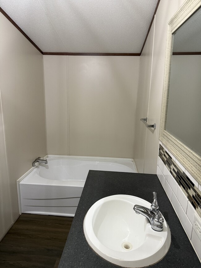 Building Photo - 200 Royalwood St