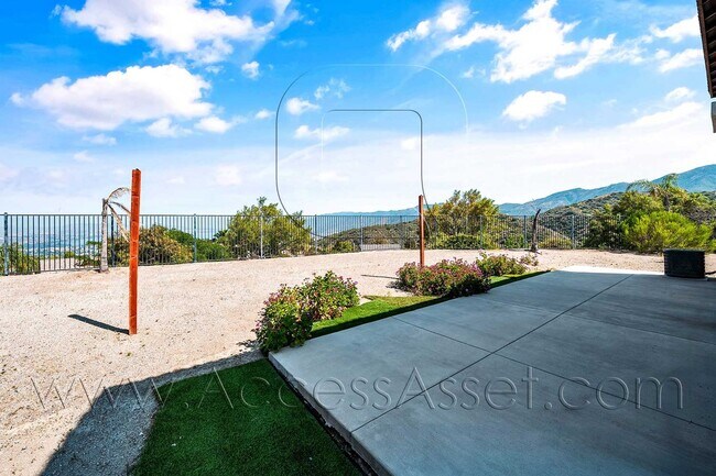 Building Photo - Large 4 Bed/3 Bath Home with an Incredible View!