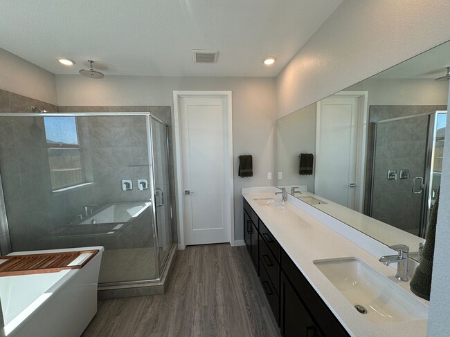 Building Photo - New Ryder Home Tons of Upgrades