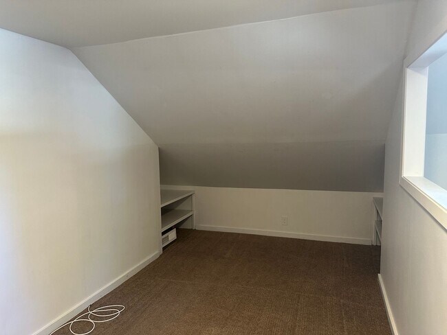 Building Photo - Updated 4 bedroom 2 bath house in Eugene!
