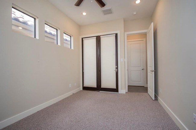 Building Photo - Contemporary townhome, rooftop terrace awa...