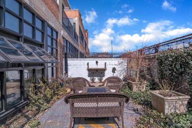 Building Photo - 460 W Canfield St