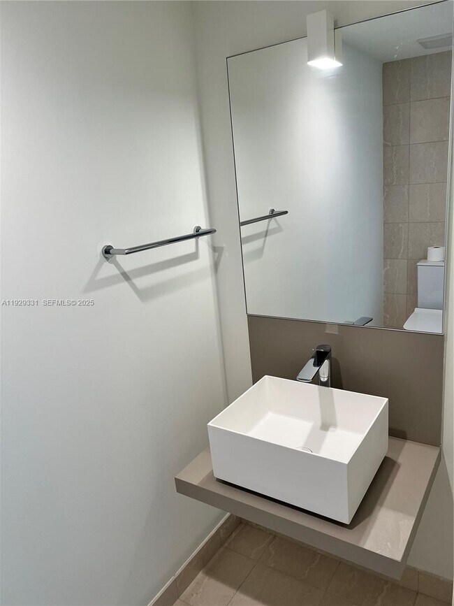 Building Photo - 1000 Brickell Plaza