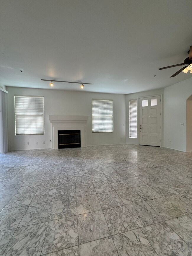 Building Photo - Spacious Tustin Condo with Private Patio