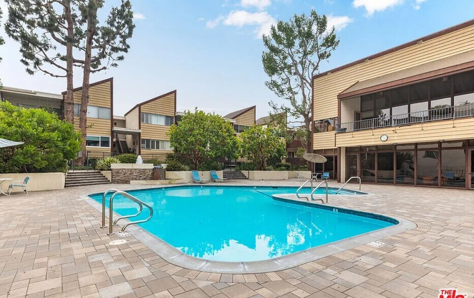 Building Photo - 5950 Canterbury Dr