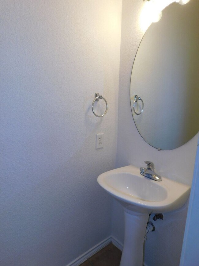 Building Photo - Large 4 bed house with master downstairs a...