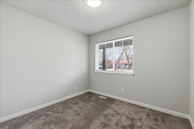 Building Photo - 3 Bedroom, 2 Bath, with 2 Car Garage Located on the Central Bench Rim