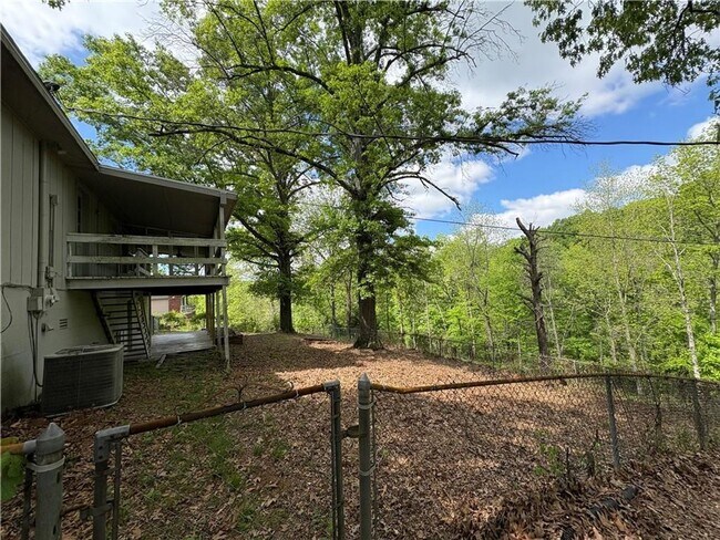 Building Photo - Spacious 4 bedroom, 2.5  bath house near B...