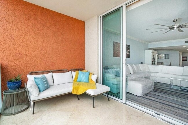 Building Photo - 2650 Lake Shore Dr