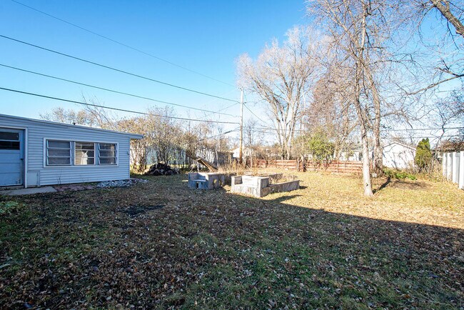 Building Photo - 206 5th Ave E