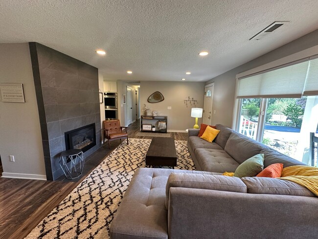 Building Photo - Luxury Furnished Rental in Milwaukie