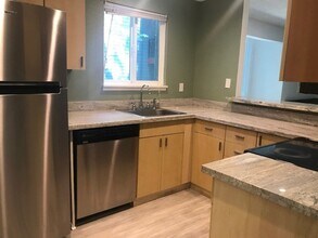 Building Photo - Updated Condo Near Microsoft - Bellevue & ...