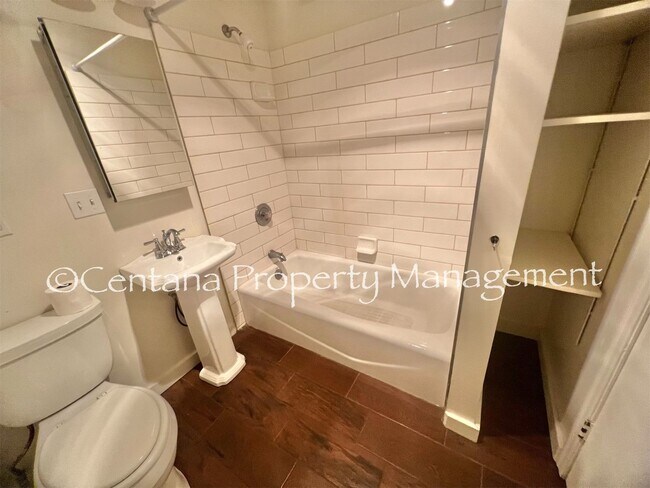 Building Photo - Beautiful 1 bedroom in a duplex!