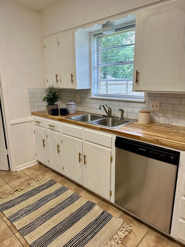 Building Photo - South Tyler! Beautifully Updated 3 Bedroom...