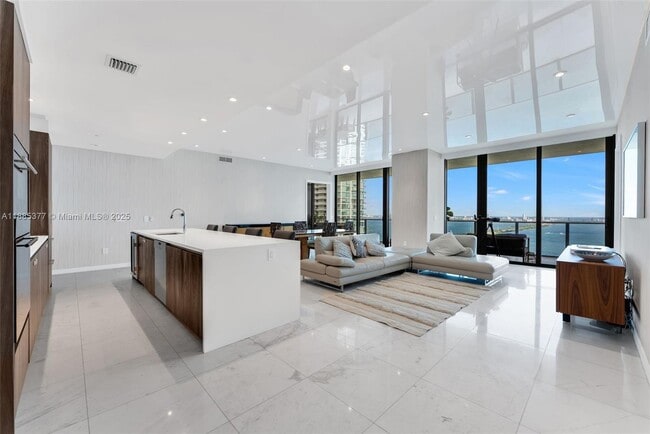 Primary Photo - 480 NE 31st St