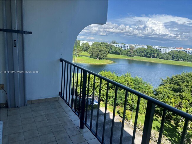 Building Photo - 9682 Fontainebleau Blvd