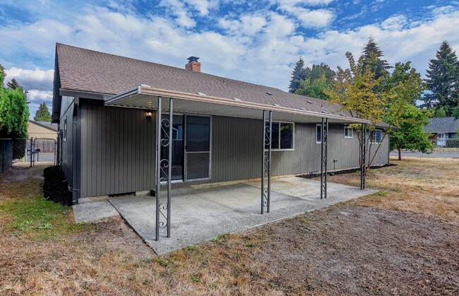 Building Photo - Lake Shore 3 Bedroom- Single Level!