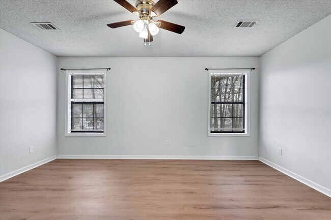 Building Photo - 3 Bed • 2 Bath • Valley View School District