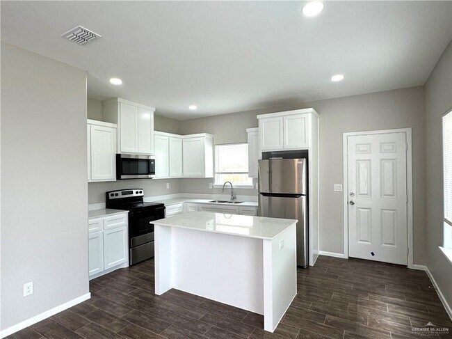 Building Photo - 1612 Canelo Dr