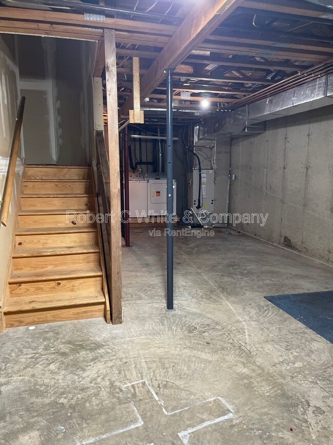 Building Photo - 402 Cambridge Cmns