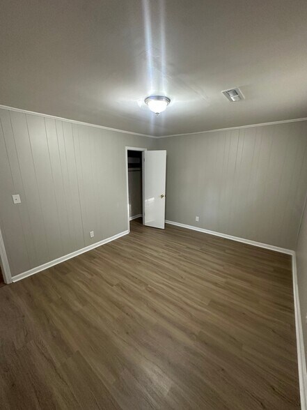 Building Photo - 525 N Graham Ave