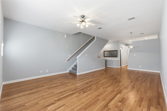 Building Photo - 5941 S Loop E