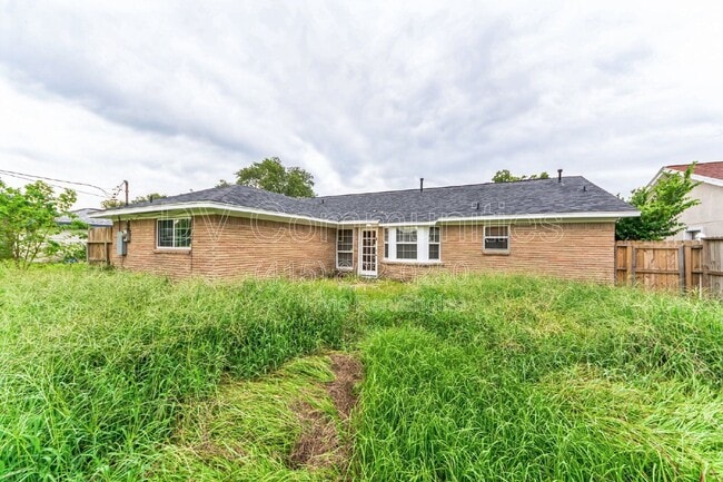Building Photo - 700 Meadowglen Dr