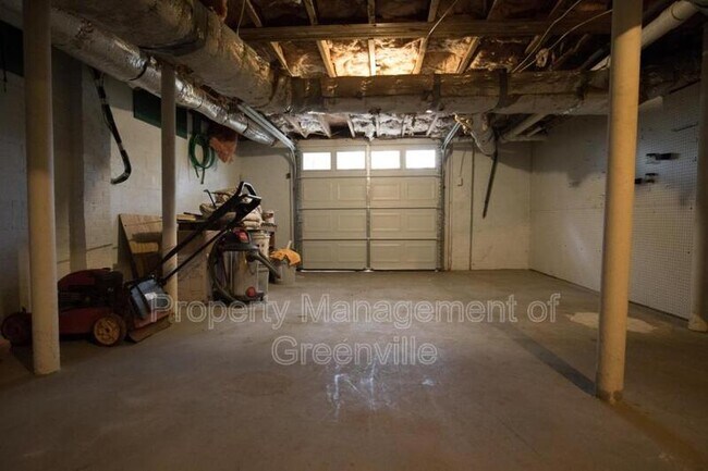 Building Photo - 121 Scarlett St