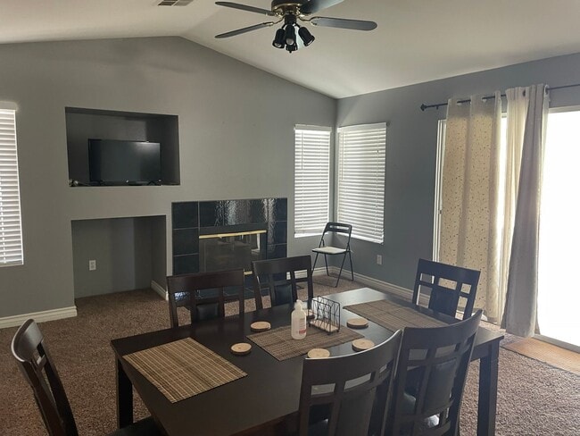 Building Photo - The Seasons Pool Home – 3 Bedroom, 2 Bathr...