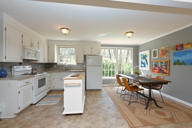 Building Photo - **FURNISHED ONE-SIDE-OF-A-DUPLEX HOME WITH BASEMENT STORAGE MINUTES FROM NASHVILLE WEST AND DOWNT...