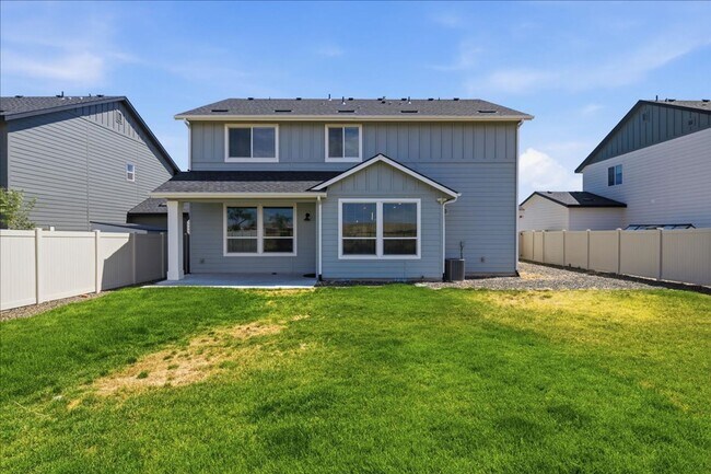 Building Photo - 5 Bedroom, 2.5 Bathroom home located in Southeast Boise