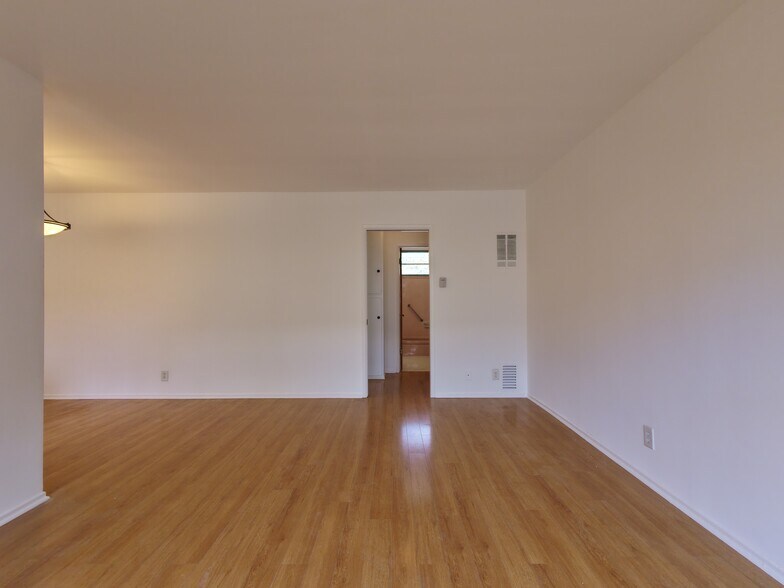 Building Photo - 919 N Orange Grove Ave