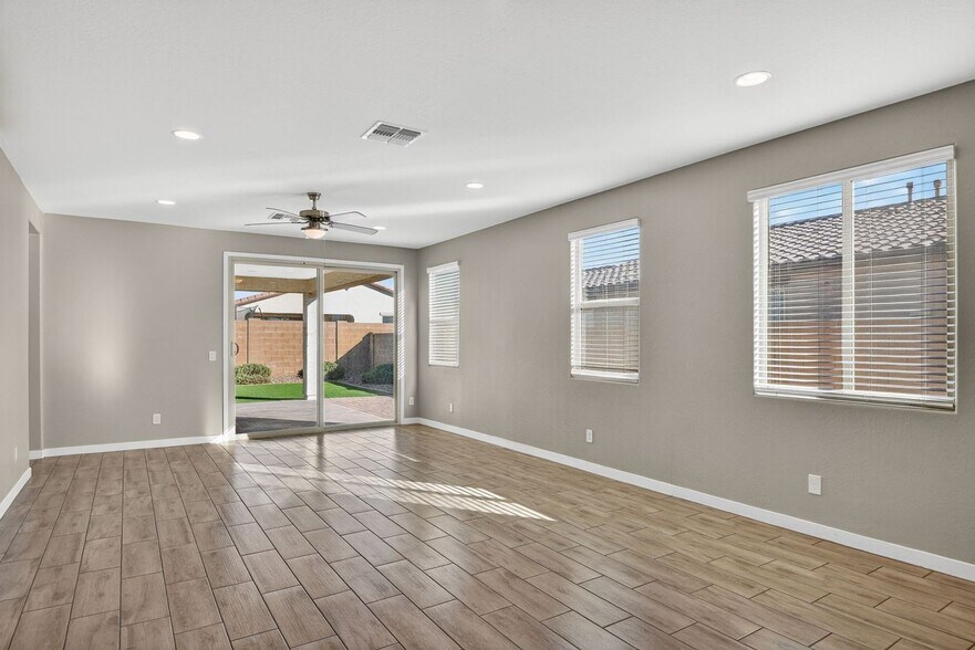 Building Photo - 10810 W Grant St