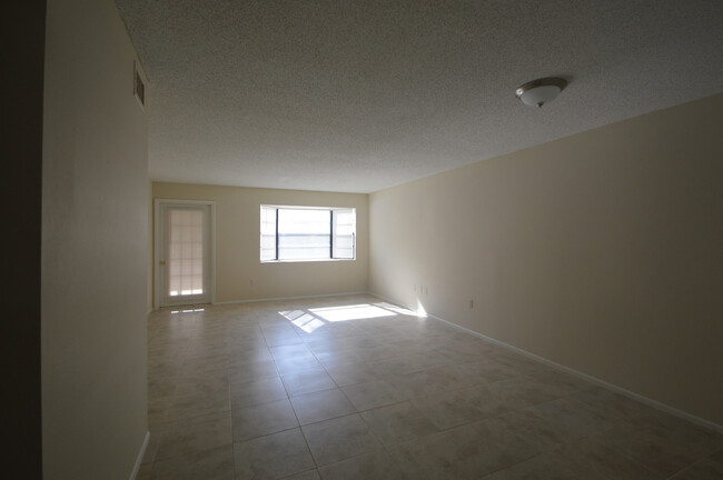 Building Photo - 2B/ 1B 1st Floor Condo in Baywood  Meadows...