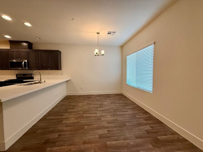 Building Photo - 3 BED 2.5 BATH 2 CAR GARAGE TOWNHOUSE w/ PRIVATE BACKYARD in GATED COMMUNITY.