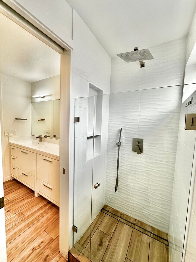 Building Photo - 6 BR / 4 BA – 4,100 SQ FT with Patio, Full...