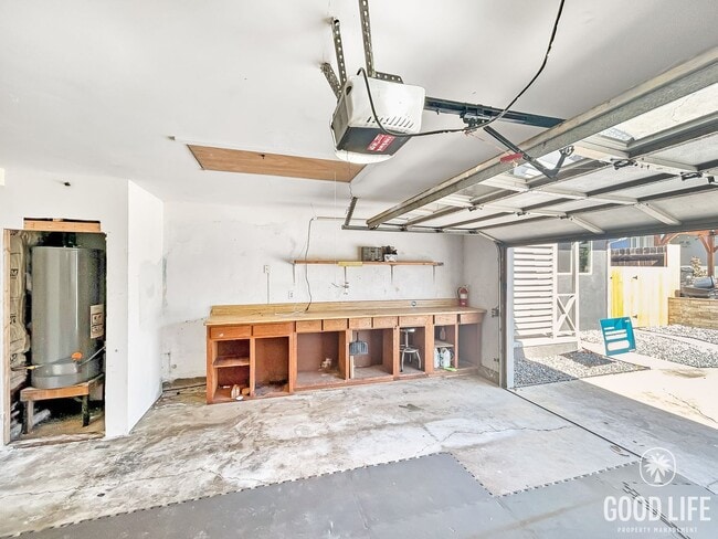 Building Photo - Beautiful 3BD/2BA W/ Updated Kitchen and A...