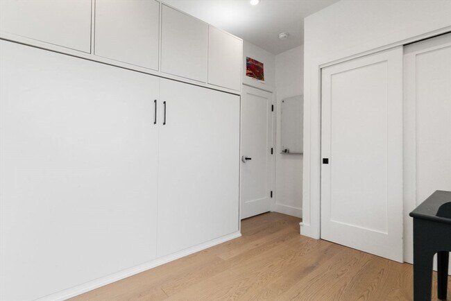 Building Photo - 75 W Broadway