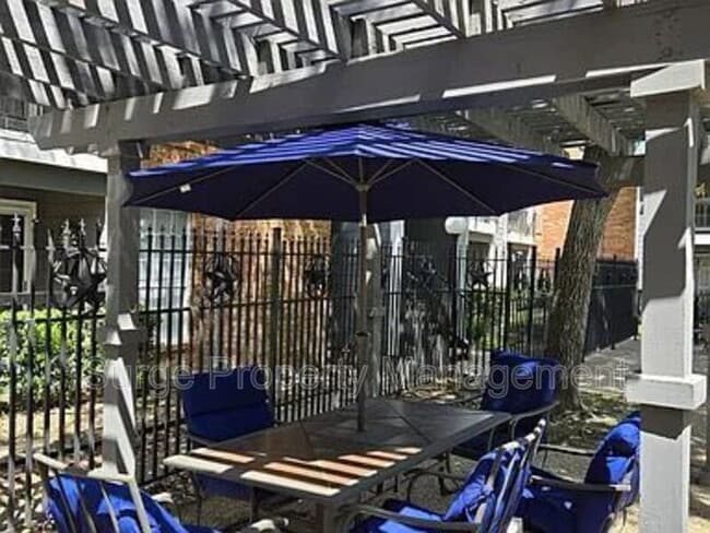 Building Photo - 18333 Roehampton Dr