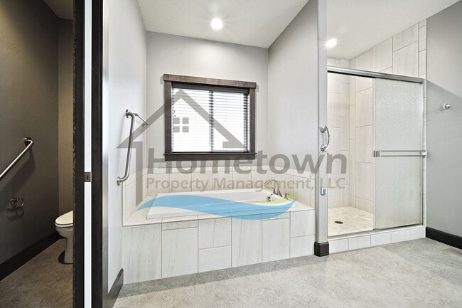 Building Photo - 3 Bedroom 2 Bathroom Home with Attached 3 Car Garage Available in Coeur d'Alene!