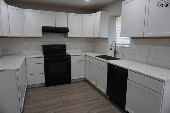 Building Photo - 1112 Lisa Ln