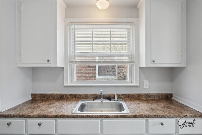 Building Photo - $1250 3 bedroom bungalow