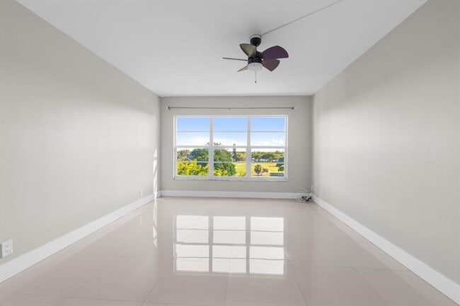 Building Photo - 3050 N Palm Aire Dr